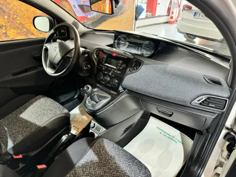 Lancia Ypsilon 1.0 firefly hybrid Silver s&s 70cv - Immagine 19