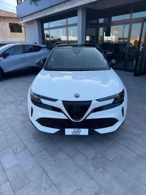 Alfa Romeo Junior 1.2 ibrida Speciale 145cv edct6 - Immagine 2