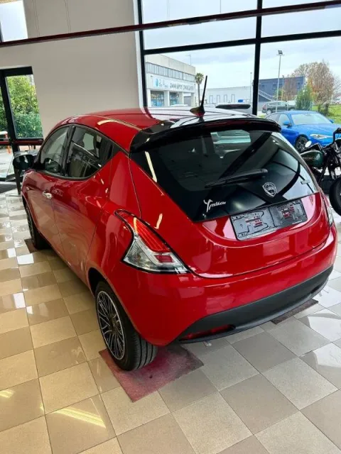 Lancia Ypsilon 1.0 firefly hybrid Silver Plus s&s 70cv - Immagine 2