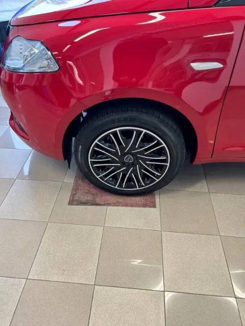 Lancia Ypsilon 1.0 firefly hybrid Silver Plus s&s 70cv - Immagine 3
