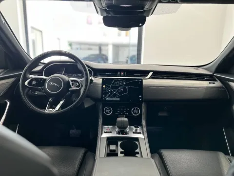 Jaguar F-Pace 2.0d i4 mhev R-Dynamic S awd 204cv auto - Immagine 16