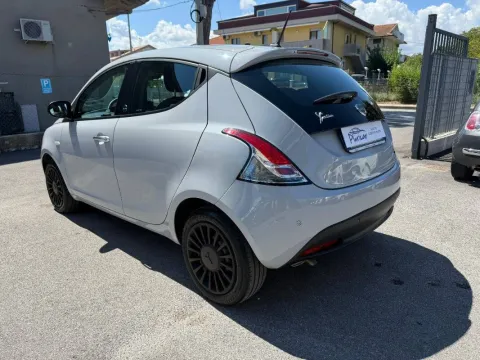 Lancia Ypsilon 1.2 Silver Gpl 69cv - Immagine 3