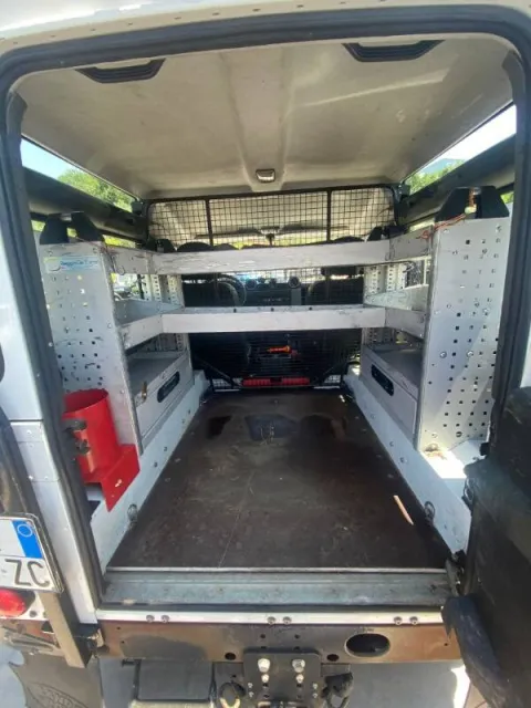 Land Rover Defender 90 2.2 td SE SW - Immagine 8