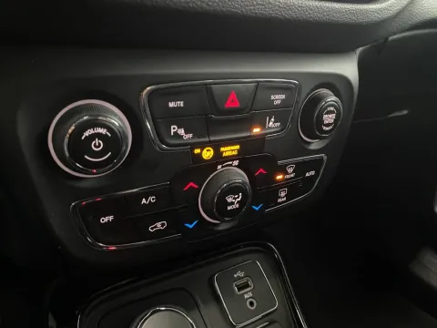 Jeep Compass 2.0 mjt Limited 4wd 140cv auto - Immagine 24
