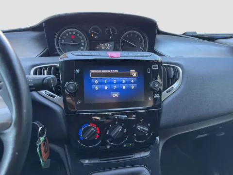 Lancia Ypsilon 1.0 firefly hybrid Gold s&s 70cv 5p.ti - Immagine 16