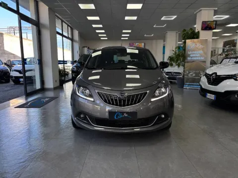 Lancia Ypsilon 1.0 firefly hybrid Silver s&s 70cv 5p.ti - Immagine 2