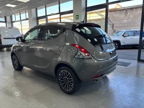 Lancia Ypsilon 1.0 firefly hybrid Silver s&s 70cv 5p.ti - Immagine 4