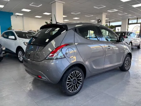 Lancia Ypsilon 1.0 firefly hybrid Silver s&s 70cv 5p.ti - Immagine 6