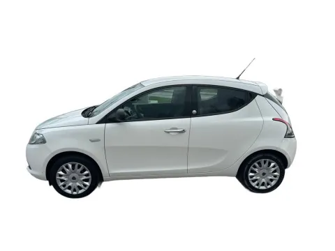Lancia Ypsilon 1.2 8v Platinum ecochic Gpl 69cv - Immagine 2