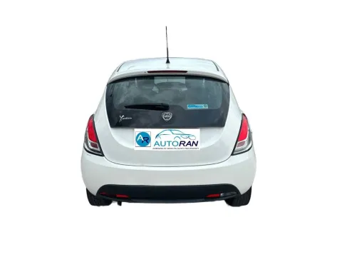 Lancia Ypsilon 1.2 8v Platinum ecochic Gpl 69cv - Immagine 3