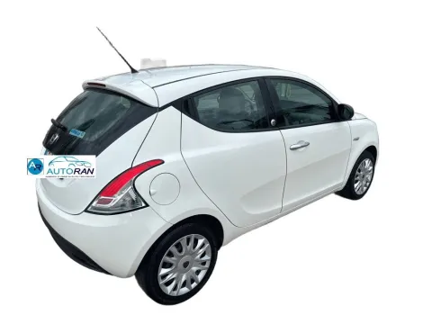 Lancia Ypsilon 1.2 8v Platinum ecochic Gpl 69cv - Immagine 4