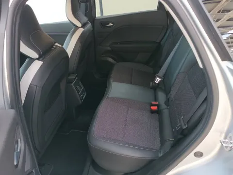 Renault Captur 1.6 E-Tech hybrid Intens 145cv auto - Immagine 12