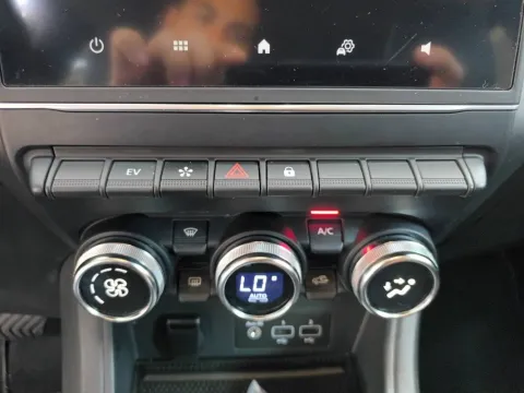 Renault Captur 1.6 E-Tech hybrid Intens 145cv auto - Immagine 25