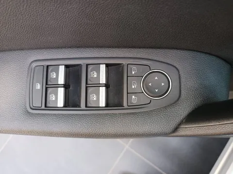 Renault Captur 1.6 E-Tech hybrid Intens 145cv auto - Immagine 30