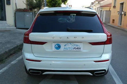 Volvo XC60 2.0 b5 R-design awd auto my20 - Immagine 4