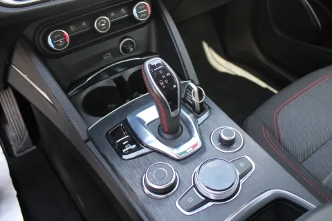 Alfa Romeo Stelvio 2.2 t Business rwd 160cv auto - Immagine 19