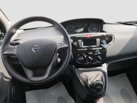 Lancia Ypsilon 1.0 firefly hybrid Silver s&s 70cv - Immagine 14
