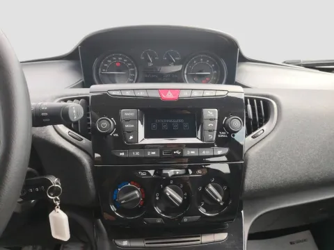 Lancia Ypsilon 1.0 firefly hybrid Silver s&s 70cv - Immagine 15