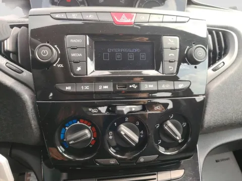 Lancia Ypsilon 1.0 firefly hybrid Silver s&s 70cv - Immagine 16