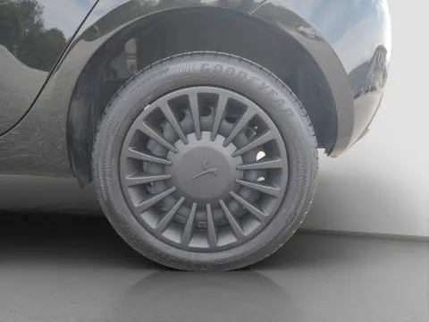 Lancia Ypsilon 1.0 firefly hybrid Silver s&s 70cv - Immagine 24