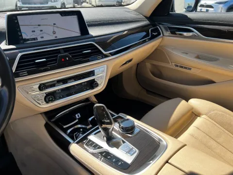 BMW 740e Eccelsa auto - Immagine 11
