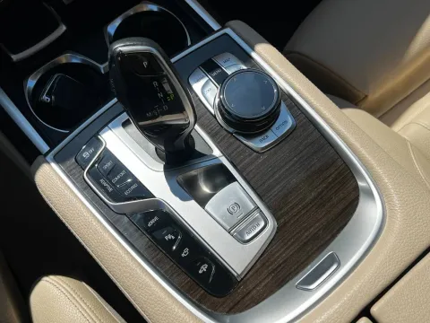 BMW 740e Eccelsa auto - Immagine 13