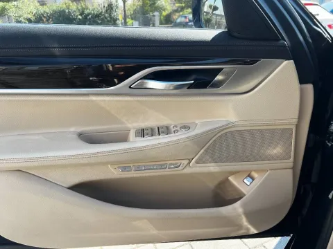 BMW 740e Eccelsa auto - Immagine 15