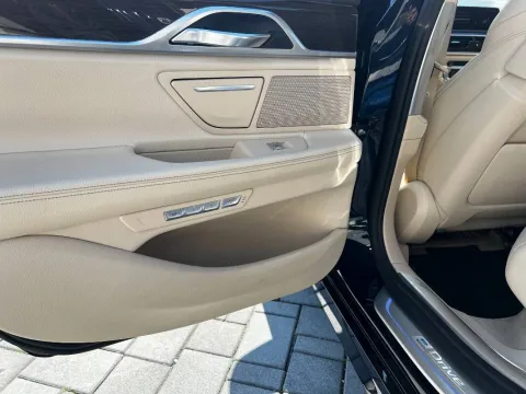 BMW 740e Eccelsa auto - Immagine 19
