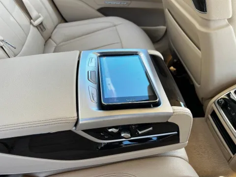 BMW 740e Eccelsa auto - Immagine 23