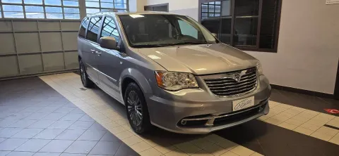 Lancia Voyager 2.8L Platinum 178cv auto - Immagine 2