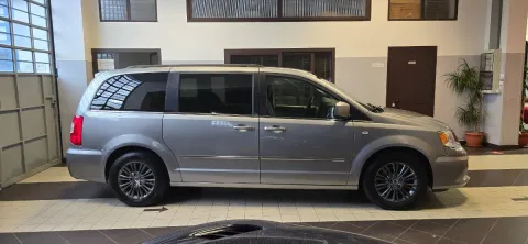 Lancia Voyager 2.8L Platinum 178cv auto - Immagine 3