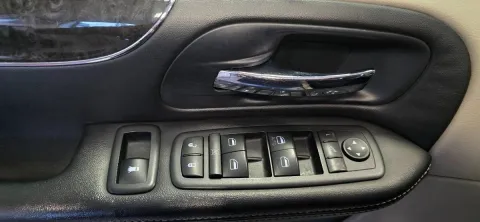 Lancia Voyager 2.8L Platinum 178cv auto - Immagine 22