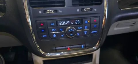 Lancia Voyager 2.8L Platinum 178cv auto - Immagine 42