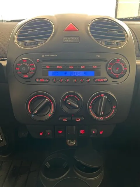 Volkswagen New Beetle Cabrio 1.6 limited Red Edition - Immagine 23