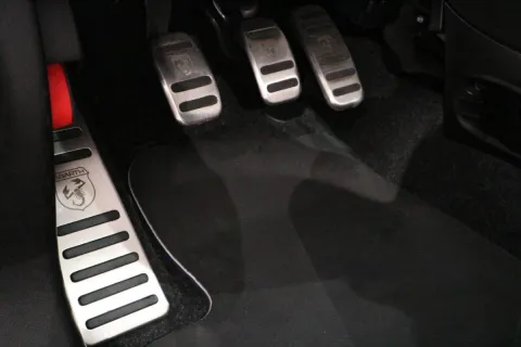 Abarth 595 1.4 t-jet Monster Energy Yamaha 165cv - Immagine 19