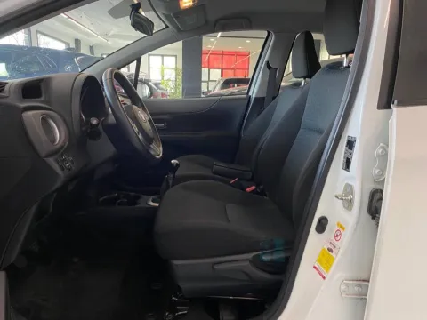 Toyota Yaris 5p 1.0 Lounge - Immagine 9