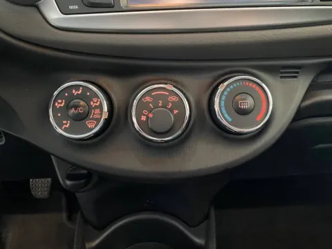 Toyota Yaris 5p 1.0 Lounge - Immagine 15