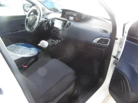 Lancia Ypsilon 1.0 firefly hybrid Platino s&s 70cv - Immagine 10