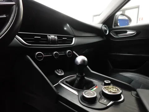 Alfa Romeo Giulia 2.2 t Giulia 150cv - Immagine 21