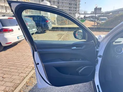 Alfa Romeo Stelvio 2.2 t Business rwd 180cv auto - Immagine 18