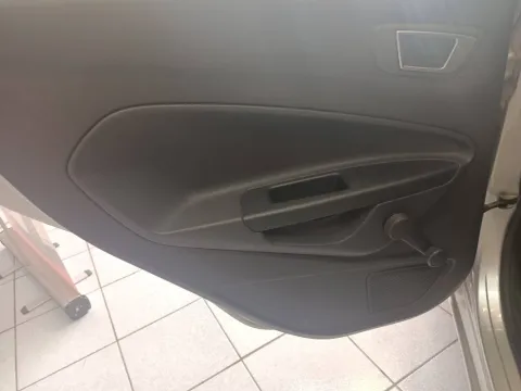 Ford Fiesta 5p 1.0 Black&White 80cv - Immagine 19