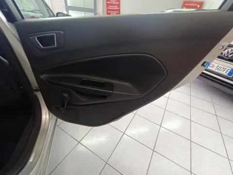 Ford Fiesta 5p 1.0 Black&White 80cv - Immagine 21