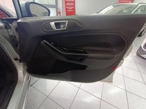Ford Fiesta 5p 1.0 Black&White 80cv - Immagine 25