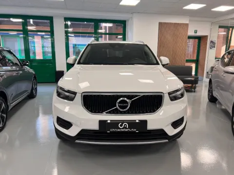 Volvo XC40 1.5 t3 Momentum 156cv - Immagine 2