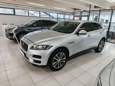 Jaguar F-Pace 2.0d i4 Portfolio awd 180cv my18 - Immagine 2