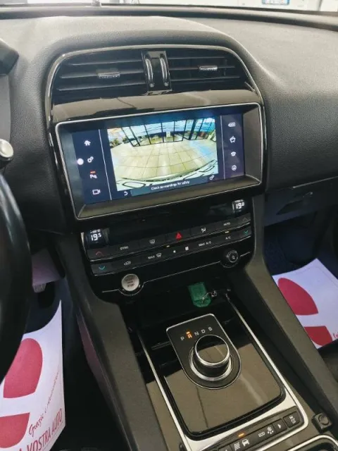 Jaguar F-Pace 2.0d i4 Portfolio awd 180cv my18 - Immagine 8