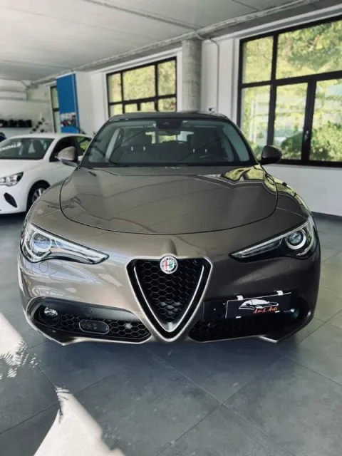 Alfa Romeo Stelvio 2.2 t Lusso Q4 210cv auto - Immagine 2