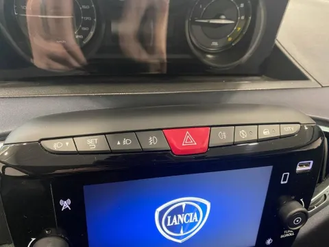 Lancia Ypsilon 1.0 firefly hybrid Gold s&s 70cv 5p.ti - Immagine 19