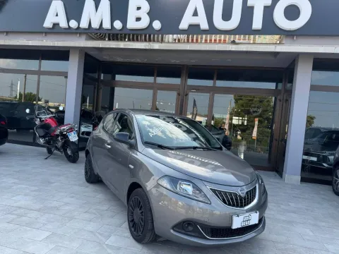 Lancia Ypsilon 1.0 firefly hybrid Silver s&s 70cv - Immagine 1