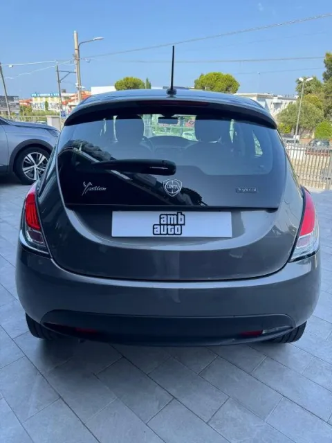 Lancia Ypsilon 1.0 firefly hybrid Silver s&s 70cv - Immagine 4